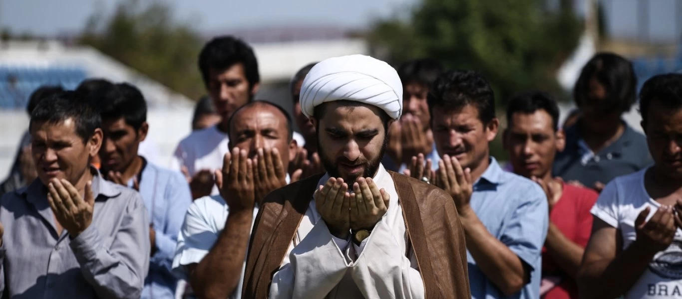 Απαγόρευση κυκλοφορίας: Μουσουλμάνοι κυκλοφορούν ελεύθερα στους δρόμους και προσεύχονται